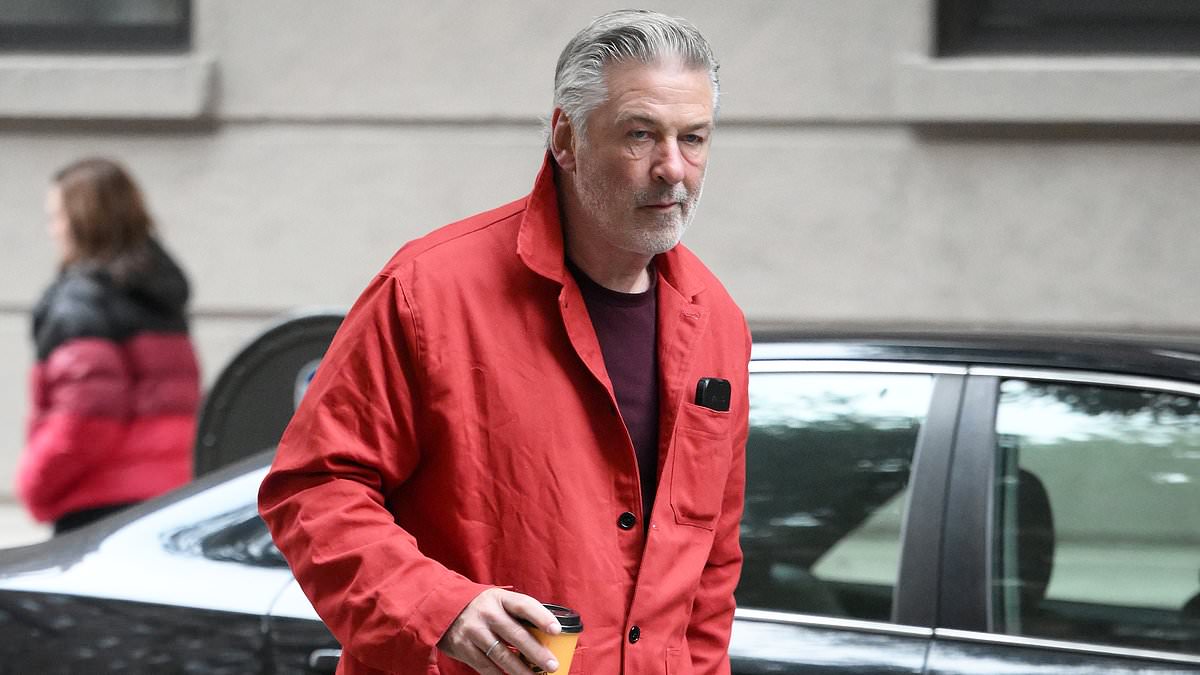 alert-–-alec-baldwin-looks-downcast-as-he-steps-out-for-coffee-on-halloween-in-nyc…-after-vowing-to-fight-in-court-if-he-is-charged-with-involuntary-manslaughter-over-fatal-rust-shooting