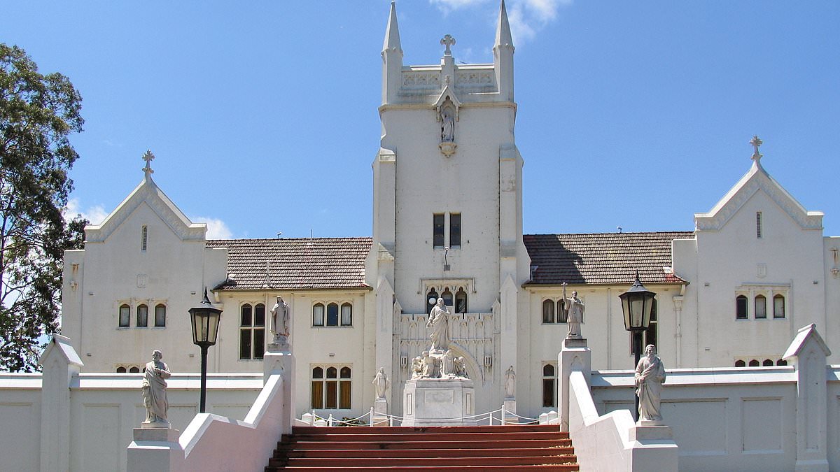 alert-–-marist-college, brisbane:-group-of-boys-allegedly-hurl-abuse-and-throw-food-at-female-teacher on-playground-duty