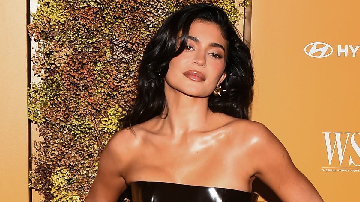 alert-–-kylie-jenner-smolders-in-sleeveless-black-gown-as-her-dapper-boyfriend-timothee-chalamet-arrives-to-support-her-at-star-studded-wsj-magazine-2023-innovator-awards-at-museum-of-modern-art-in-nyc