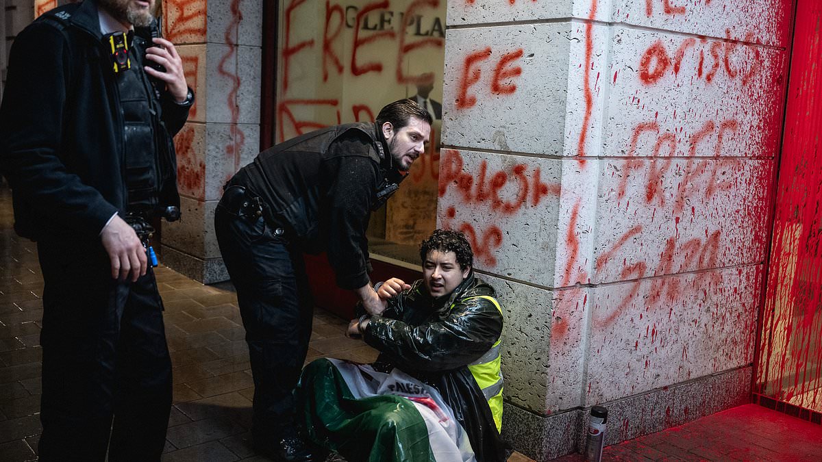 alert-–-chaos-at-london-st-pancras-station-as-police-scuffle-with-‘jewish-people-praying-for-palestine’-while-activists-smear-red-paint-over-foreign-office-and-weapons-firm’s-hq