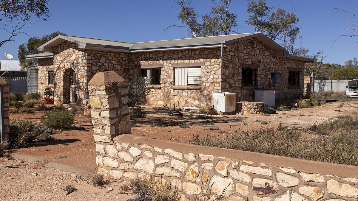 alert-–-take-a-step-inside-aussie-ghost-town-mintabie-where-loners-and-misfits-struck-it-rich-thanks-to-its-famed-black-opals-–-but-were-forced-to-flee-when-it-was-shut-down-over-sinister-dealings