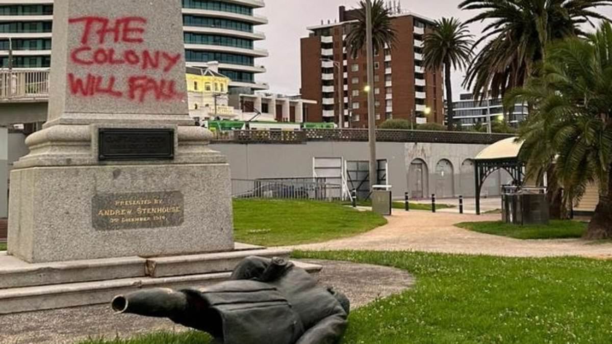 alert-–-statue-of-captain-cook-has-been-sawed-down-in-melbourne-–-with-four-words-sprayed-on-it