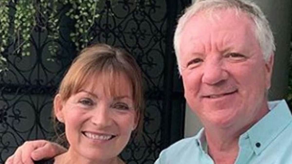 alert-–-lorraine-kelly-reveals-her-husband-of-32-years-steve-smith-regularly-checks-her-breasts-for-lumps:-‘he’s-selfless’