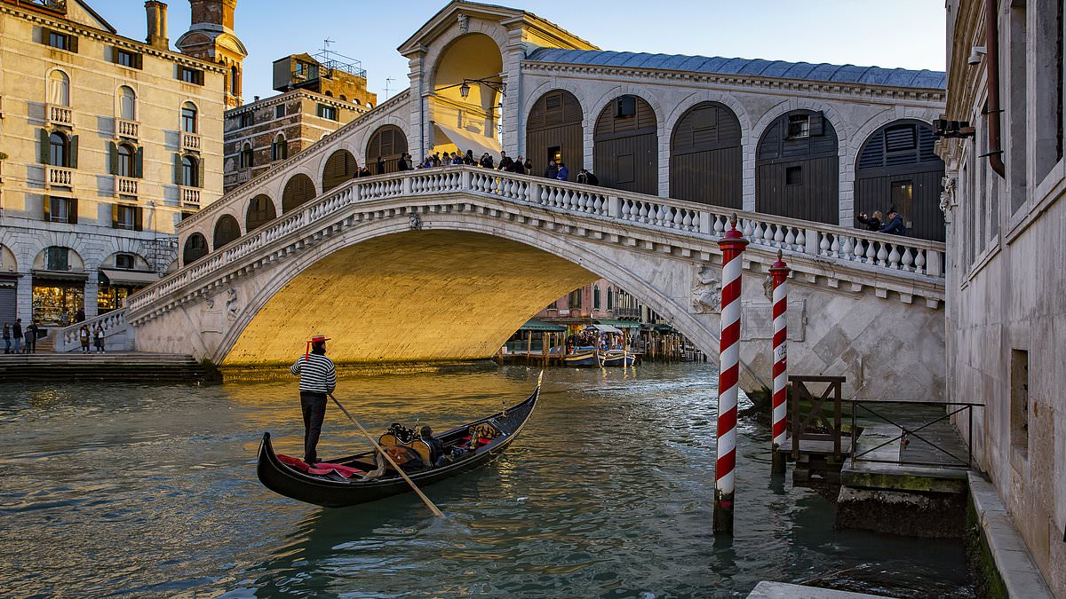 alert-–-gondola-in-sixty-seconds:-venice-installs-speed-cameras-on-its-canals-after-spate-of-deadly-accidents