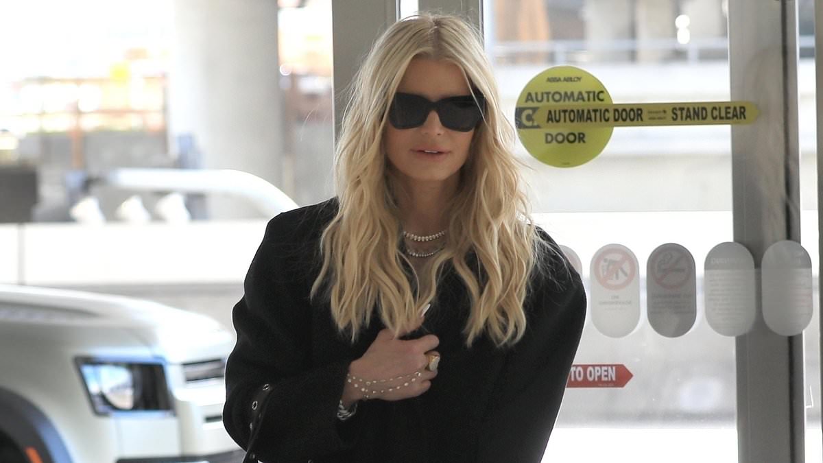 alert-–-jessica-simpson-cuts-a-chic-figure-in-black-duster-coat-and-platform-boots-as-she-catches-flight-out-of-lax