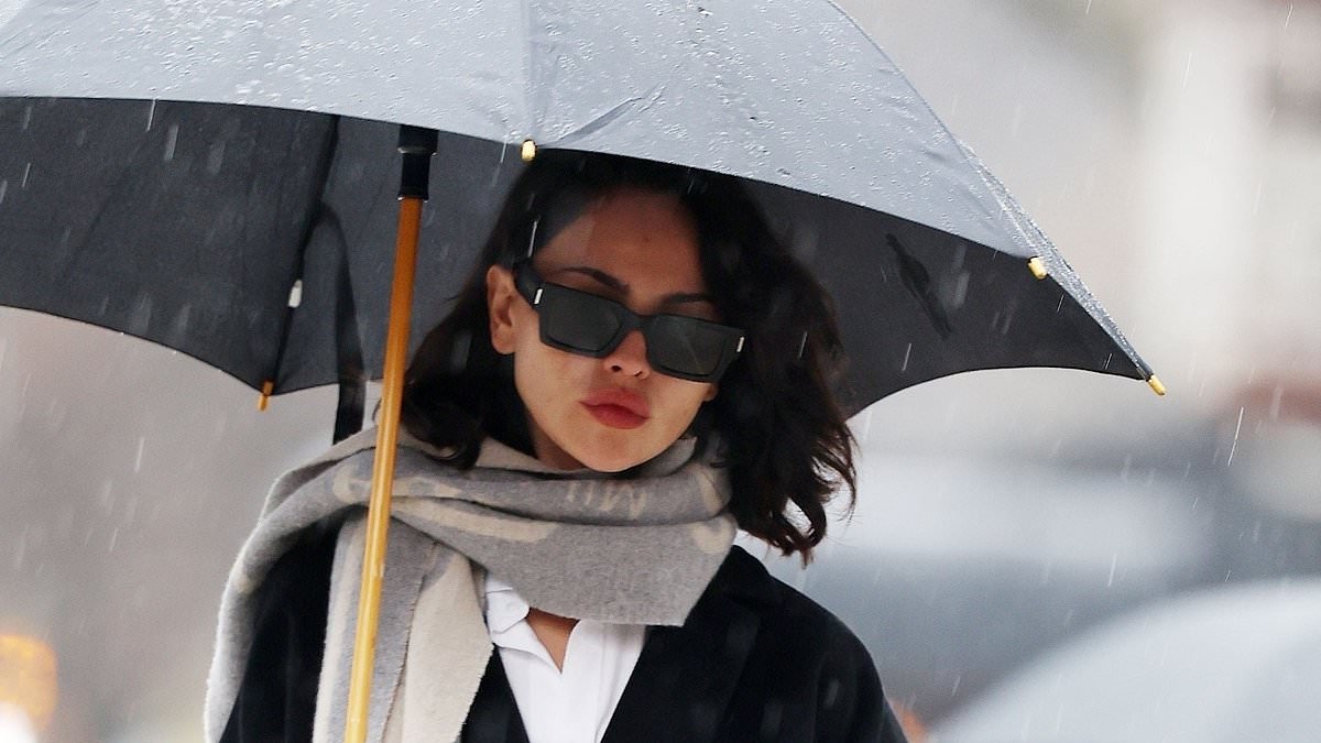 alert-–-eiza-gonzalez-looks-chic-during-rainy-nyc-stroll…-after-revealing-she-lost-roles-for-being-‘too-hot’-and-has-‘given-up’-on-finding-a-man