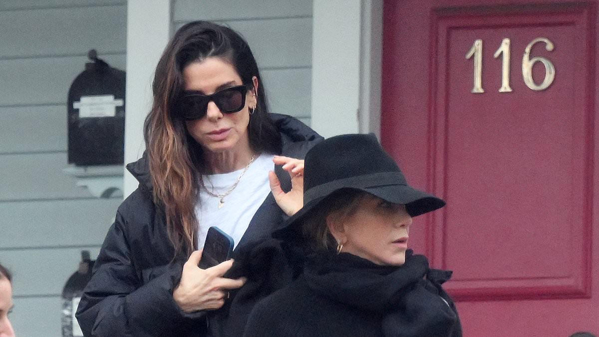 alert-–-jennifer-aniston,-55,-and-sandra-bullock,-59,-are-seen-leaving-a-plastic-surgery-office-in-connecticut-that-is-known-for-facelifts-and-rhinoplasty