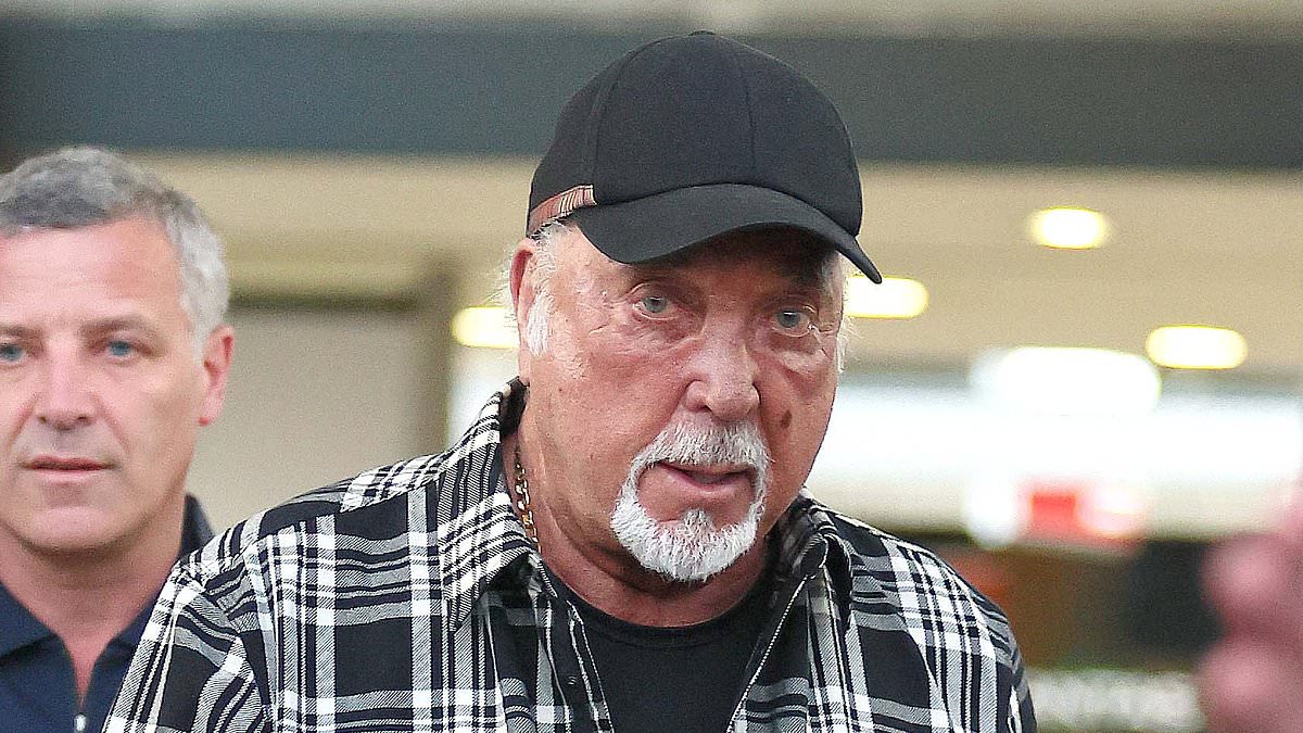 alert-–-tom-jones,-83,-looks-tired-as-he-arrives-in-brisbane-ahead-of-byron-bay-blues-festival-gig-for-australia-tour-after-revealing-he-has-no-plans-to-retire-soon