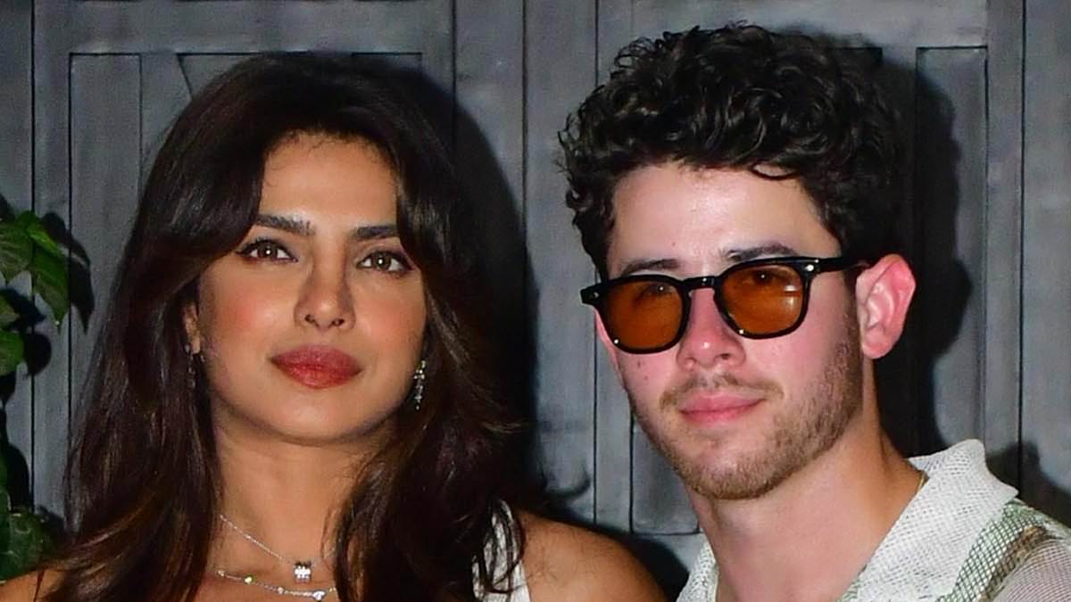 alert-–-priyanka-chopra-flashes-her-toned-tummy-in-a-white-crop-top-as-she-celebrates-her-actress-cousin-mannara’s-birthday-with-husband-nick-jonas-in-india