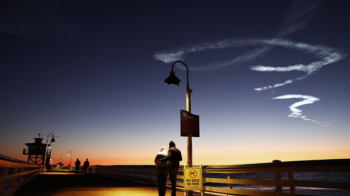 alert-–-spectacular-spacex-launch-illuminates-the-california-evening-sky-sending-22-starlink-satellites-into-space