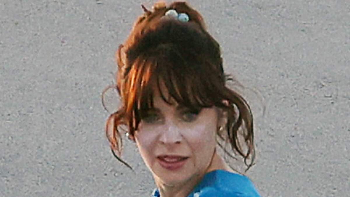 alert-–-zooey-deschanel-rocks-a-quirky-blue-swimsuit-as-she-frolics-on-the-beach-in-north-carolina-during-shoot-for-new-rom-com-merv