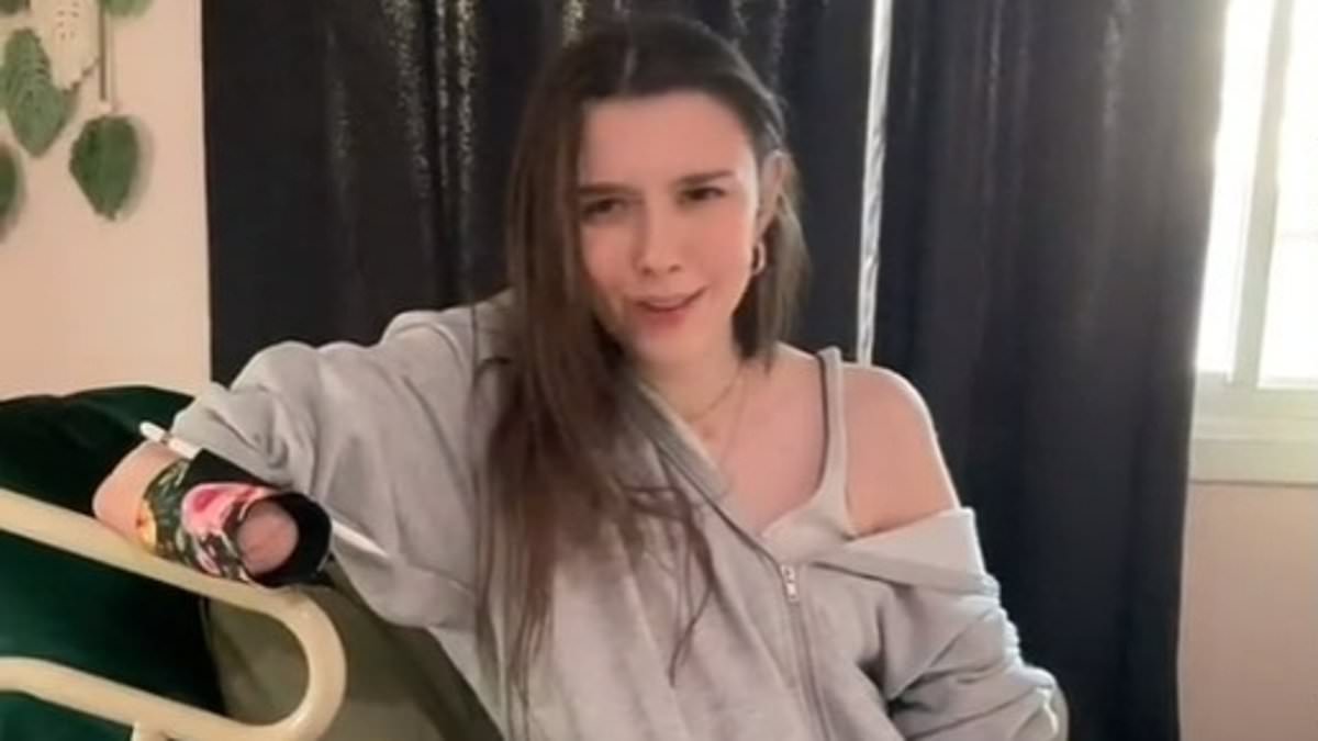 alert-–-teenager,-18,-who-agreed-to-be-put-into-a-medically-induced-coma-to-fight-common-infection-wakes-up-after-three-weeks-to-discover-her-feet-and-hands-have-to-be-amputated