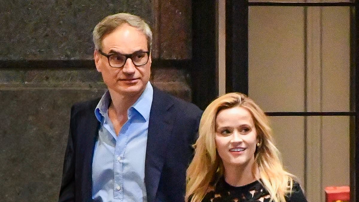 alert-–-reese-witherspoon-holds-hands-with-new-love-oliver-haarmann-in-first-pda-on-nyc-date-night