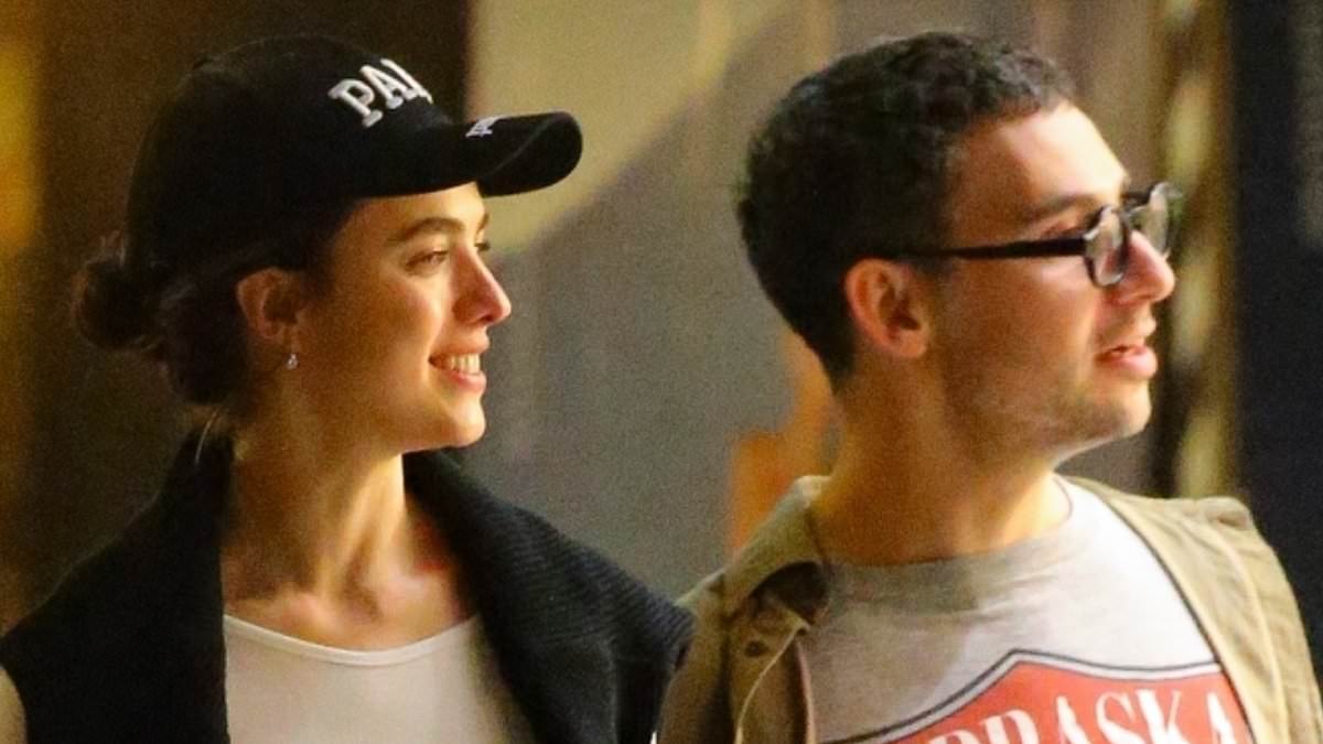 alert-–-margaret-qualley-dresses-down-for-a-romantic-late-night-stroll-with-her-husband-jack-antonoff-after-revealing-how-he-helped-her-land-her-dream-role