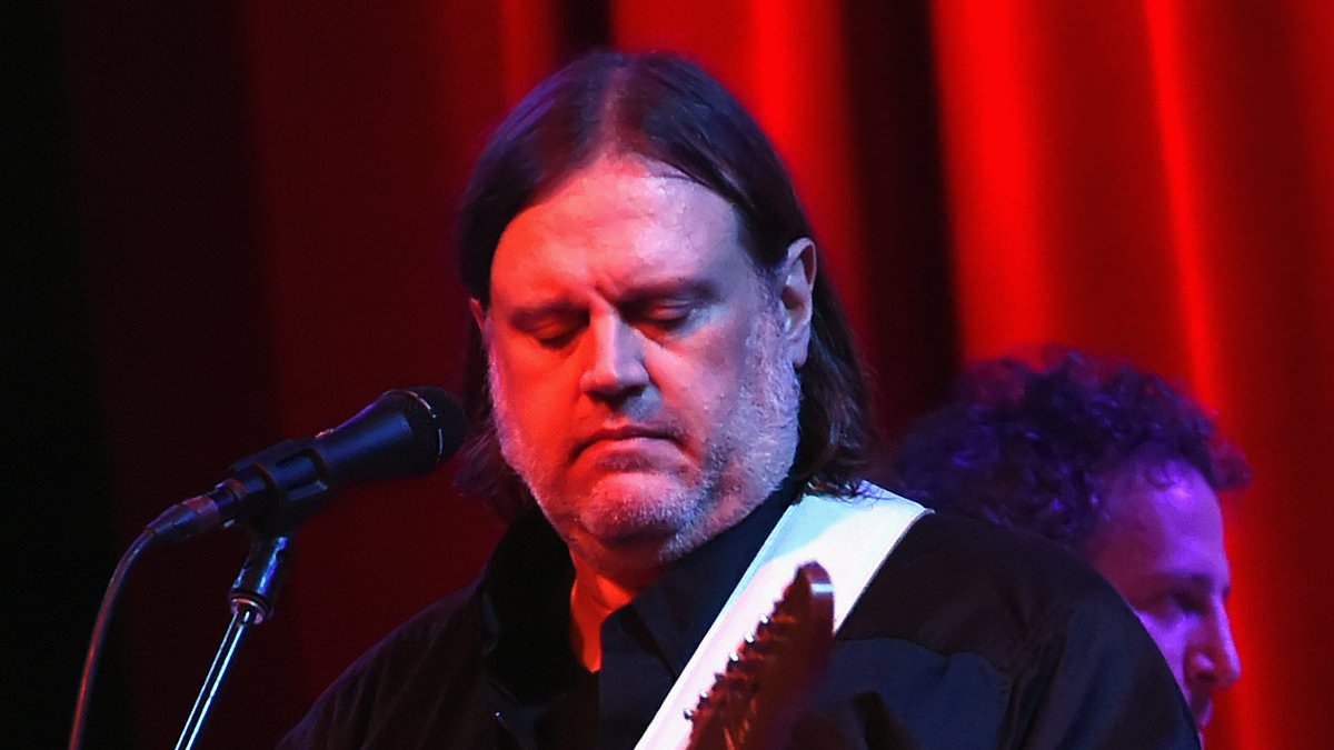 alert-–-90s-rocker-matthew-sweet,-60,-suffers-huge-‘debilitating’-stroke-while-on-tour