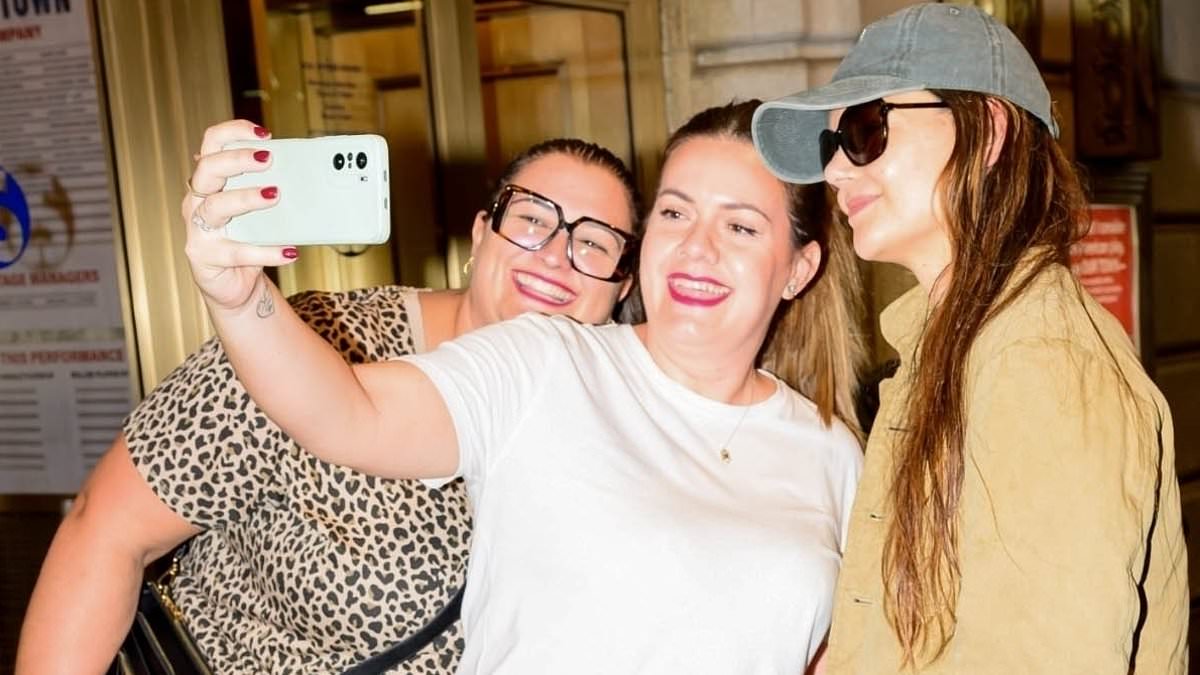 alert-–-katie-holmes-takes-photos-with-fans-outside-broadway-theater-where-she-is-starring-in-our-town