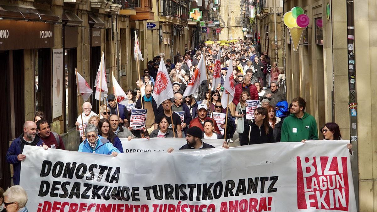 alert-–-moment-hundreds-of-‘anti-tourist’-activists-storm-the-streets-of-spain-in-protest-amid-wave-of-campaigning-to-try-to-keep-holidaymakers-away