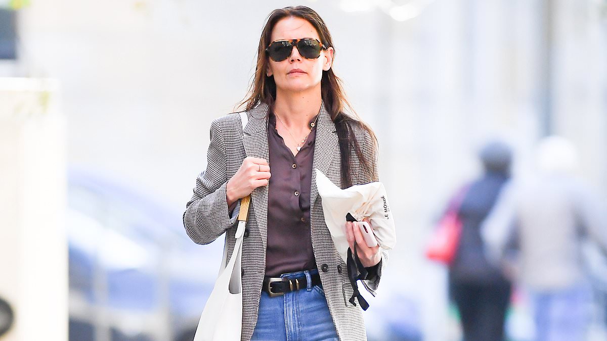 alert-–-katie-holmes-looks-chic-in-houndstooth-blazer-in-new-york-city-after-sharing-snap-of-all-three-of-her-sisters