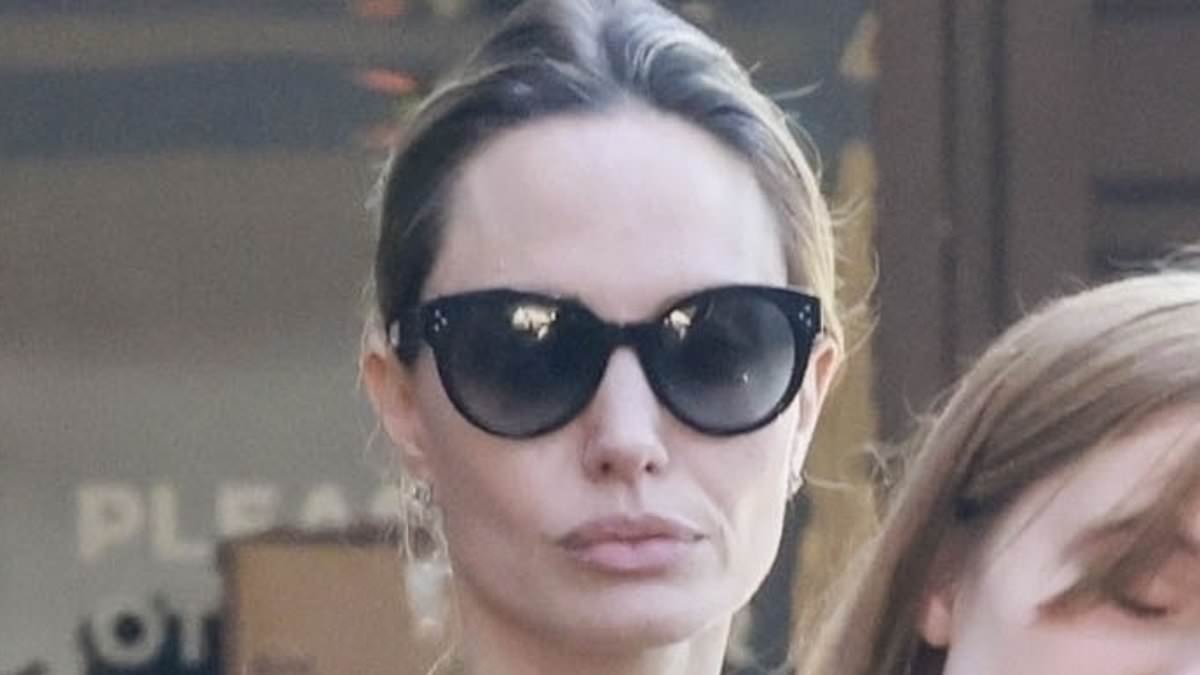alert-–-angelina-jolie-goes-on-a-rare-trip-to-the-grocery-store-with-her-daughter-vivienne-marcheline-jolie-pitt,-15…-as-they-continue-to-work-together-on-a-broadway-musical