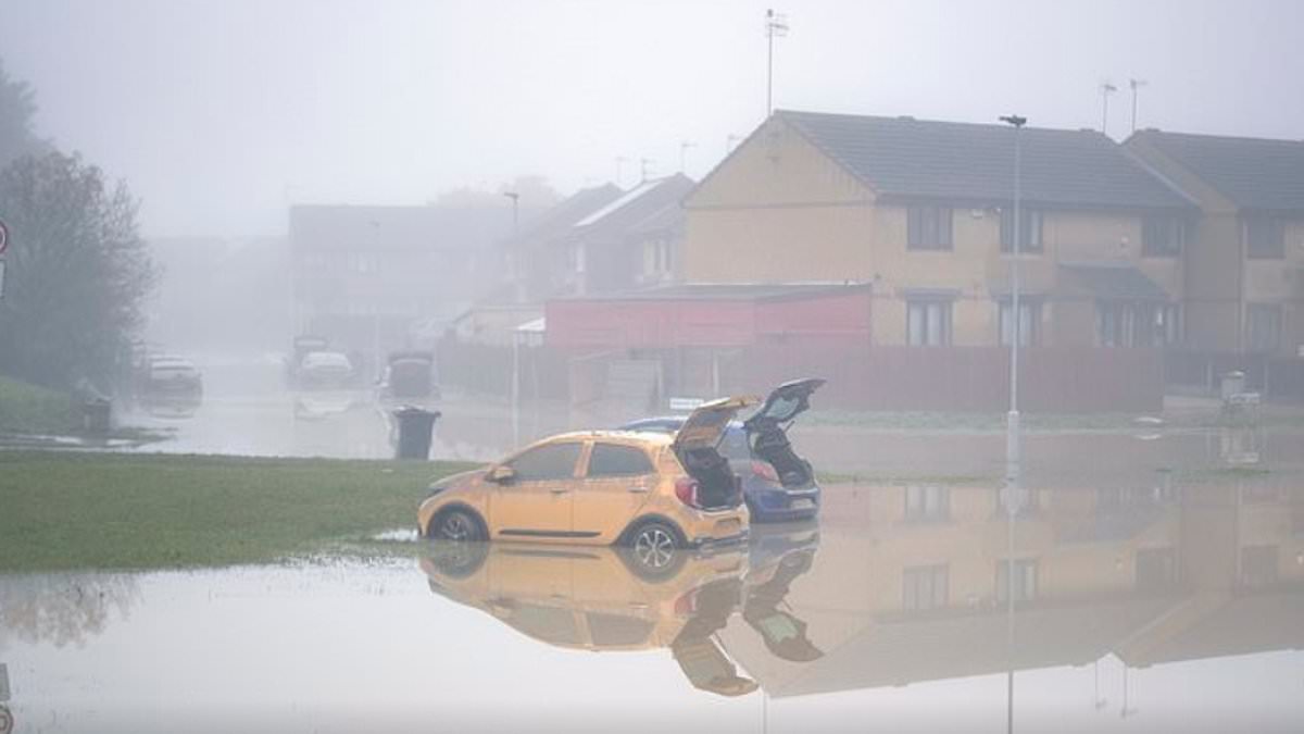 alert-–-uk-weather-live:-flooding-latest-as-experts-forecast-storm-babet-chaos-could-last-days-after-nine-are-killed-by-devastating-heavy-rain-and-winds