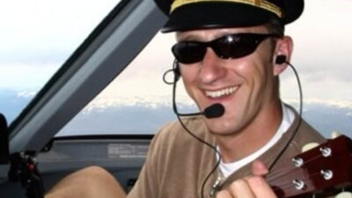 alert-–-moment-hero-alaska-airlines-captain-calmly-tells-air-traffic-control-he-has-‘subdued’-off-duty-pilot-joseph -emerson,-44,-‘who-tried-to-crash-plane-and-kill-84-people’