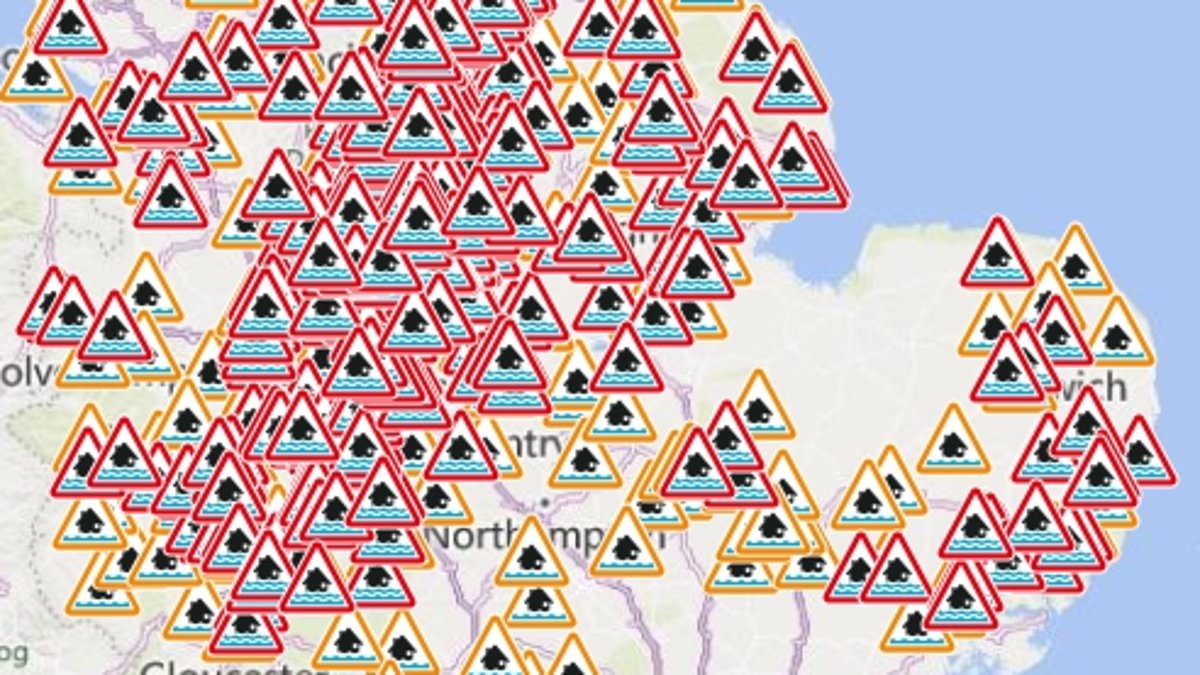 alert-–-storm-babet-mapped:-weather-warning-tracker-and-graphics-show-path-of-storm-as-flooding-and-wind-continue-to-batter-britain-with-three-dead