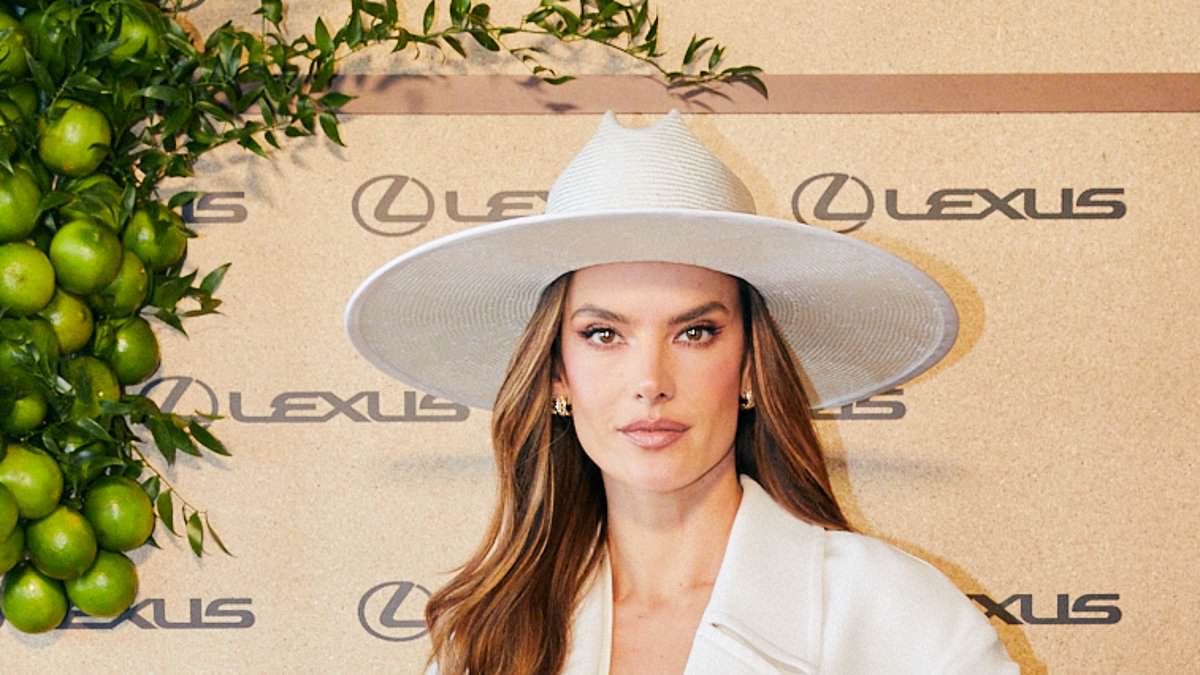 alert-–-here-comes-hollywood!-matt-damon-and-his-wife-luciana-barroso-join-friend-elsa-pataky-and-model-alessandra-ambrosio-inside-vip-area-at-derby-day-in-melbourne