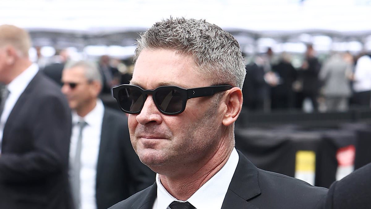 alert-–-michael-clarke-narrowly-misses-bumping-into-karl-and-jasmine-stefanovic-at-derby-day-in-melbourne-–-after-that-noosa-brawl