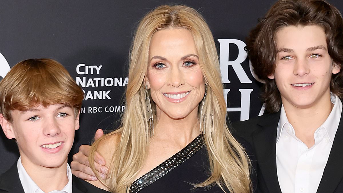 alert-–-sheryl-crow-is-supported-by-her-two-sons-wyatt,-16,-and-levi,-12,-as-she-hits-the-red-carpet-at-rock-and-roll-hall-of-fame-ceremony-ahead-of-induction