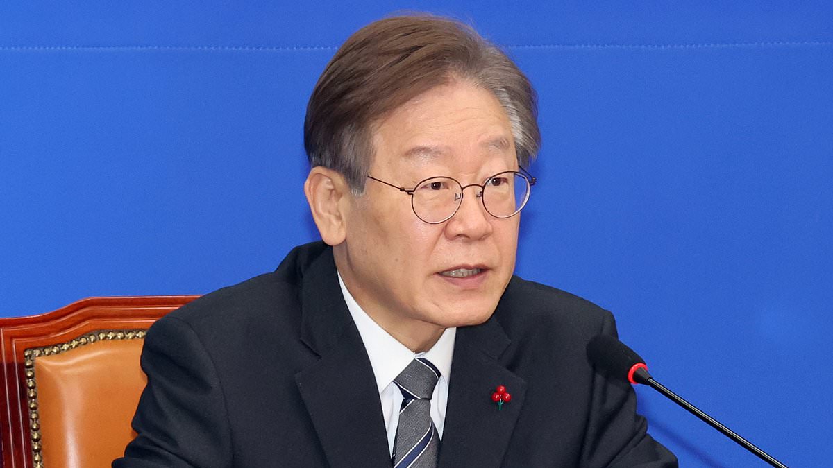 alert-–-south-korean-opposition-leader-lee-jae-myung-is-stabbed-in-the-neck-at-a-press-conference-in-busan