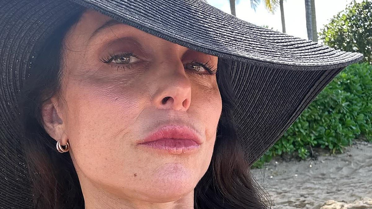 alert-–-bethenny-frankel,-53,-flashes-her-‘side-boob’-as-she-sports-stylish-swimsuits-while-‘rolling-into-2024’-during-tropical-vacation:-‘off-to-a-good-start’