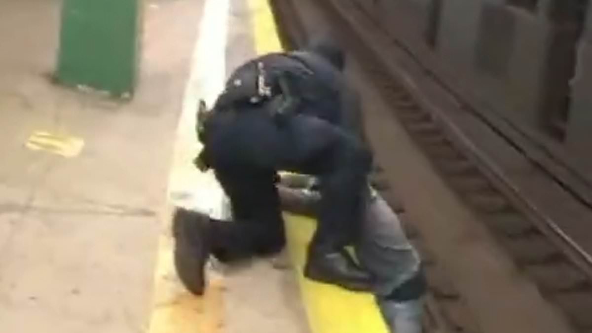 alert-–-dramatic-moment-hero-nyc-cops-rescue-man-who-fell-onto-subway-track-–-a-month-after-they-saved-woman-trapped-under-brooklyn-pier