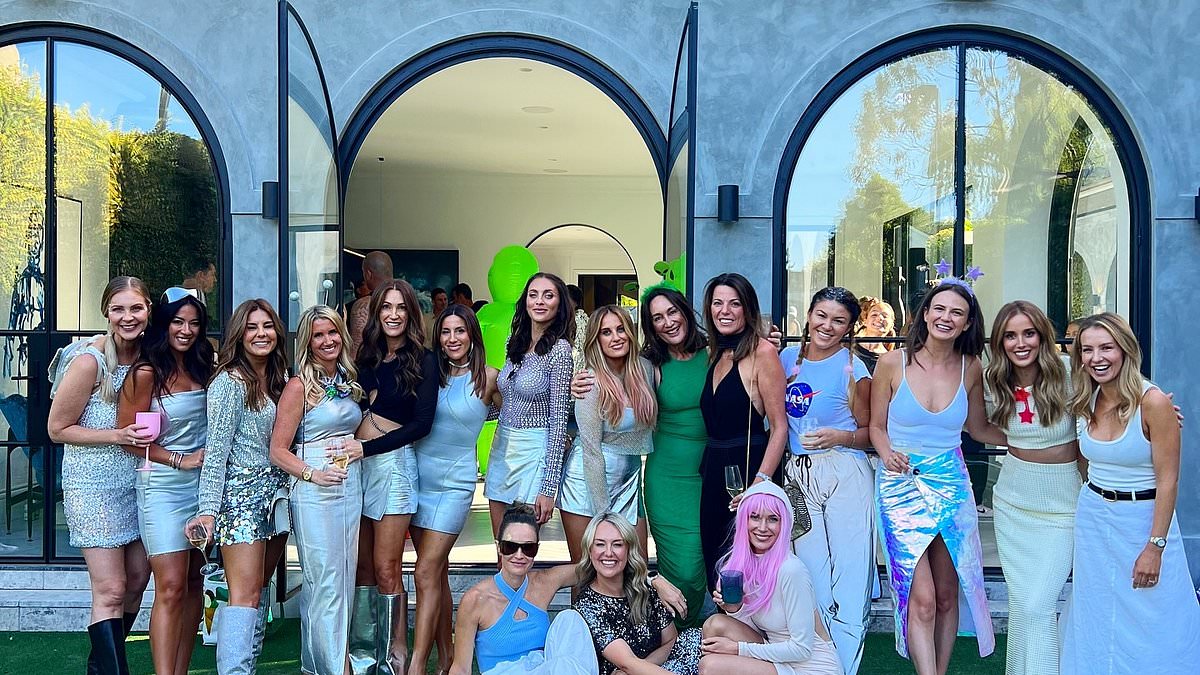 alert-–-bec-judd-throws-a-star-studded-new-year’s-eve-party-and-wedding-anniversary-bash-at-her $7.3million-brighton-mansion