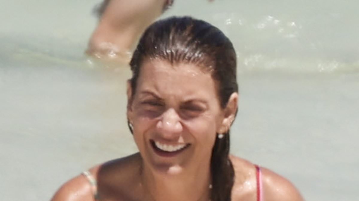 alert-–-grey’s-anatomy-star-kate-walsh,-56,-looks-sensational-as-she-flaunts-her-figure-in-a-skimpy-bikini-at-perth-beach-with-fiance-andrew-nixon