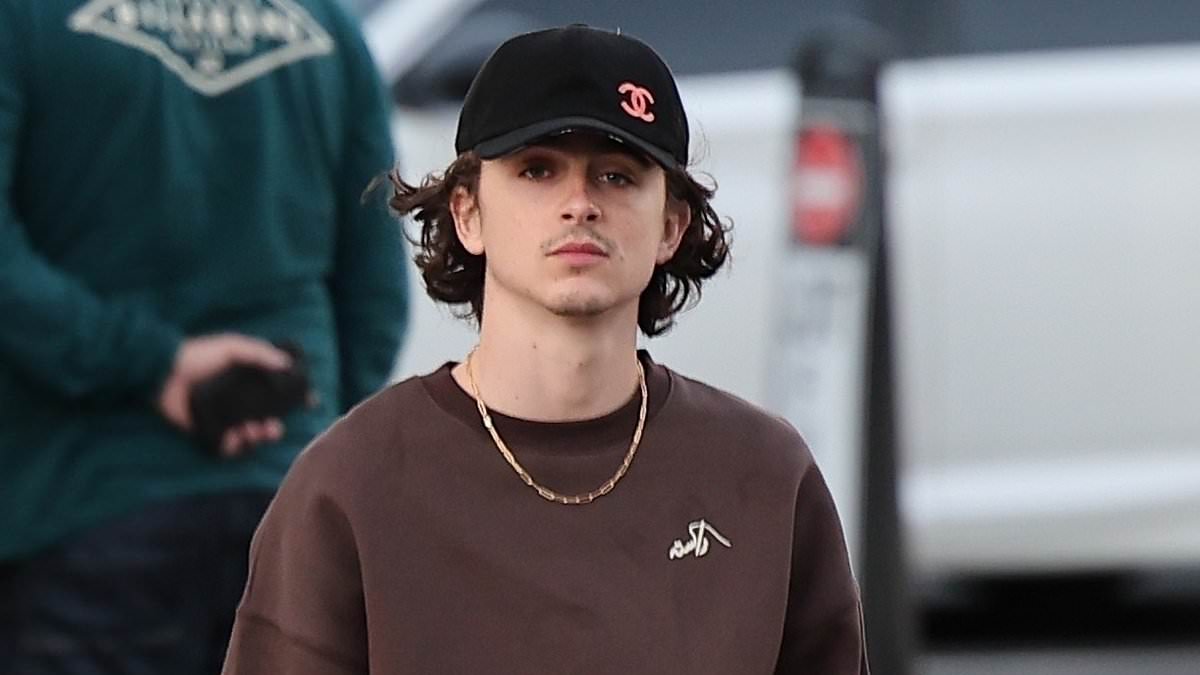 alert-–-timothee-chalamet-enjoys-a-low-key-shopping-trip-in-la-while-girlfriend-kylie-jenner-rings-in-the-new-year-on-a-sun-soaked-getaway