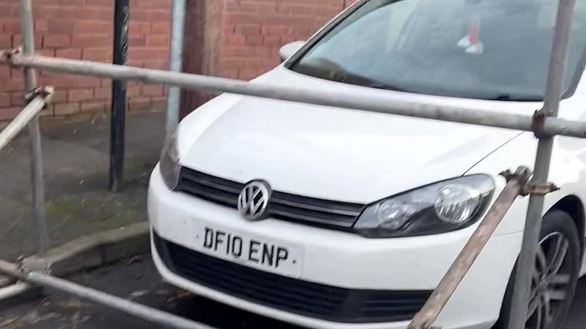 alert-–-moment-scaffolders-wreak-their-revenge-on-‘rude’-motorist-refusing-to-move-his-car-by-building-a-barrier-to-block-him-in-–-but-who-do-you-think-is-in-the-right?