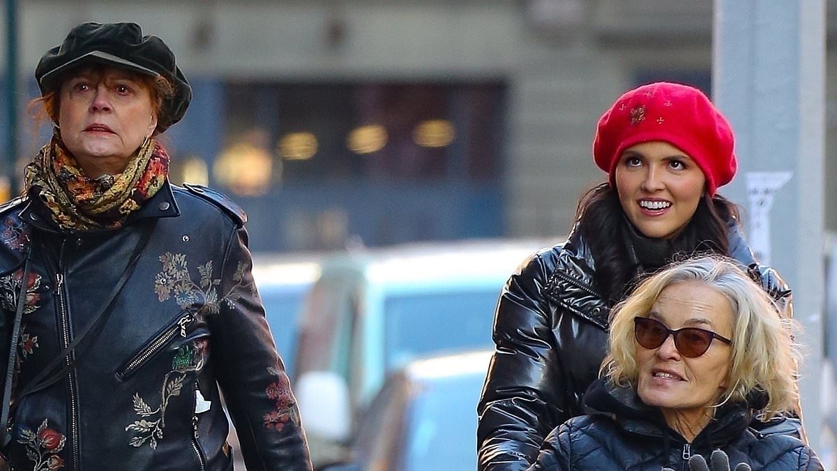 alert-–-jessica-lange-is-seen-in-a-wheelchair-after-opening-up-about-her-retirement-while-on-walk-with-bff-susan-sarandon-in-new-york-city