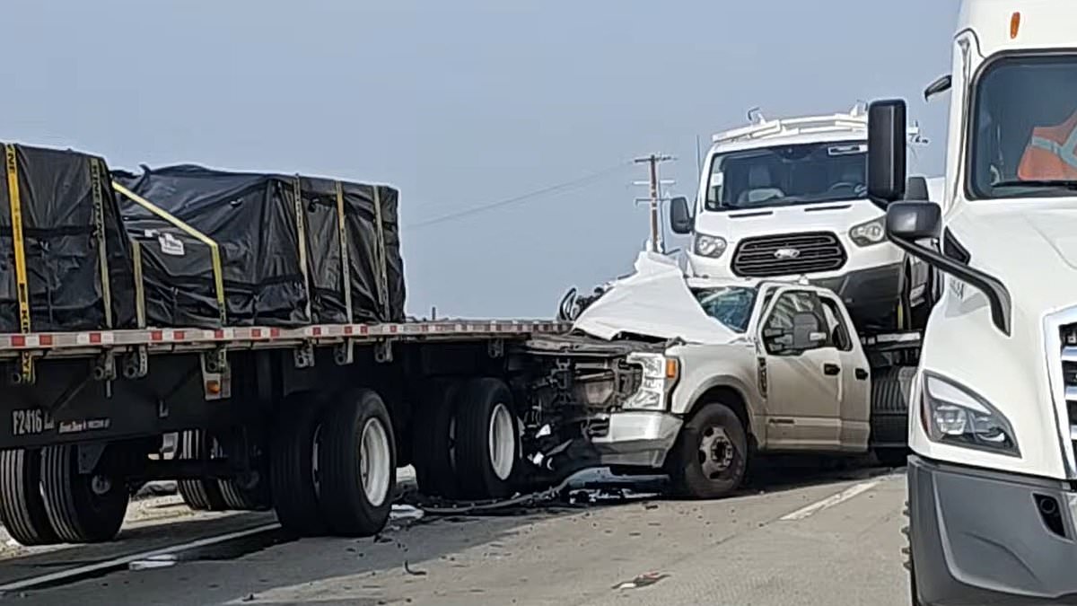 alert-–-two-dead,-nine-people-taken-to-hospital-after-35-vehicles-collide-due-to-fog-on-bakersfield-interstate-in-california