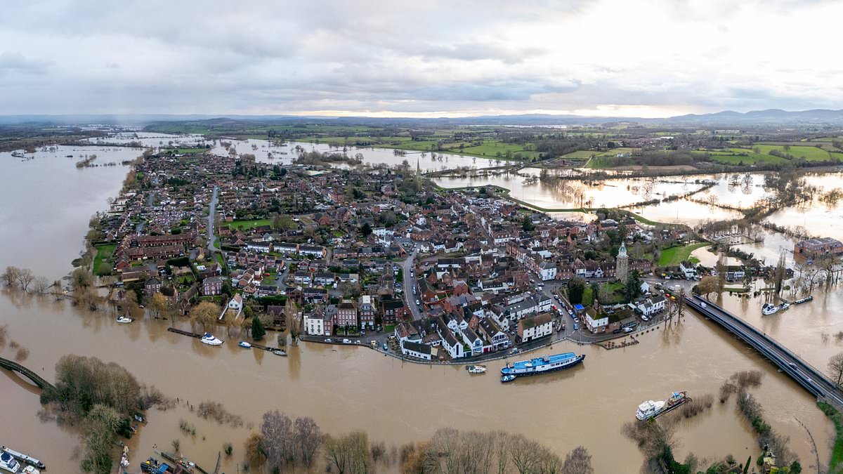 alert-–-welcome-to-upton-in-severn!-as-families-mop-up-from-flood-chaos-that-has-left-towns-marooned,-forecasters-warn-of-big-freeze…-and-snow