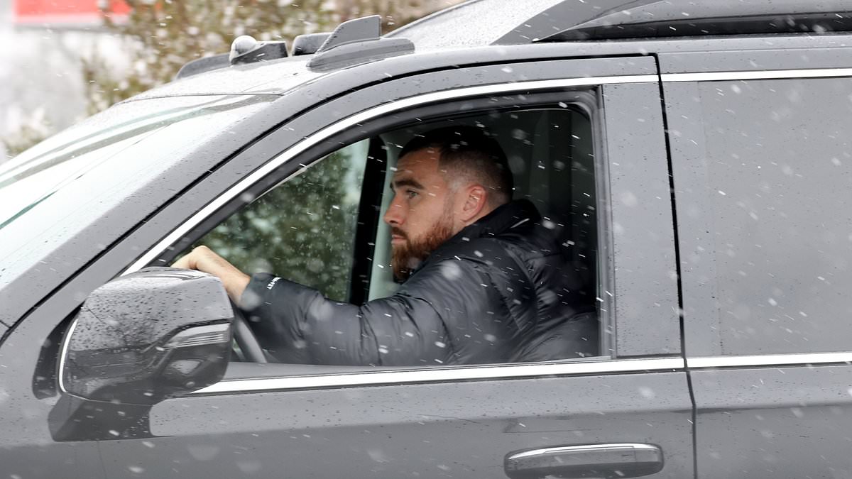 alert-–-travis-kelce-is-seen-at-a-kansas-city-panera-bread-drive-thru-before-taking-off-with-his-chiefs-teammates-to-face-the-chargers-in-la-–-where-taylor-swift-was-spotted-leaving-dogpound-gym