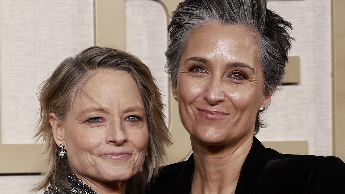 Alert Golden Globes 2024 Jodie Foster Coordinates In Chic All Black Looks With Wife Alexandra 6608