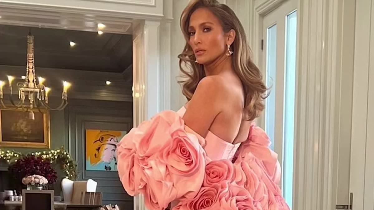 alert-–-jennifer-lopez-accidentally-shows-off-dining-room-–-with-$100k-chandelier!-–-inside-$60m-mansion-she-shares-with-ben-affleck-before-globes