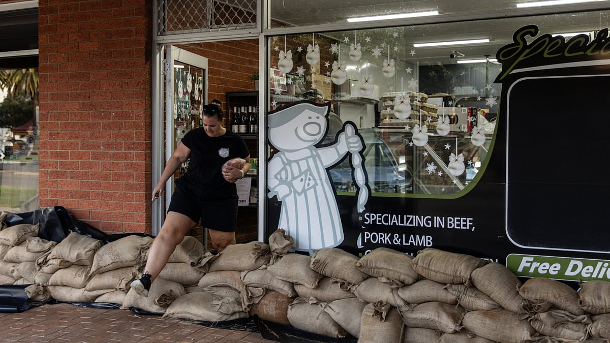 alert-–-sydney,-brisbane,-melbourne-weather:-worst-floods-in-decades-batter-victoria-while-scorching-heatwave-looms-for-other-parts-of-australia