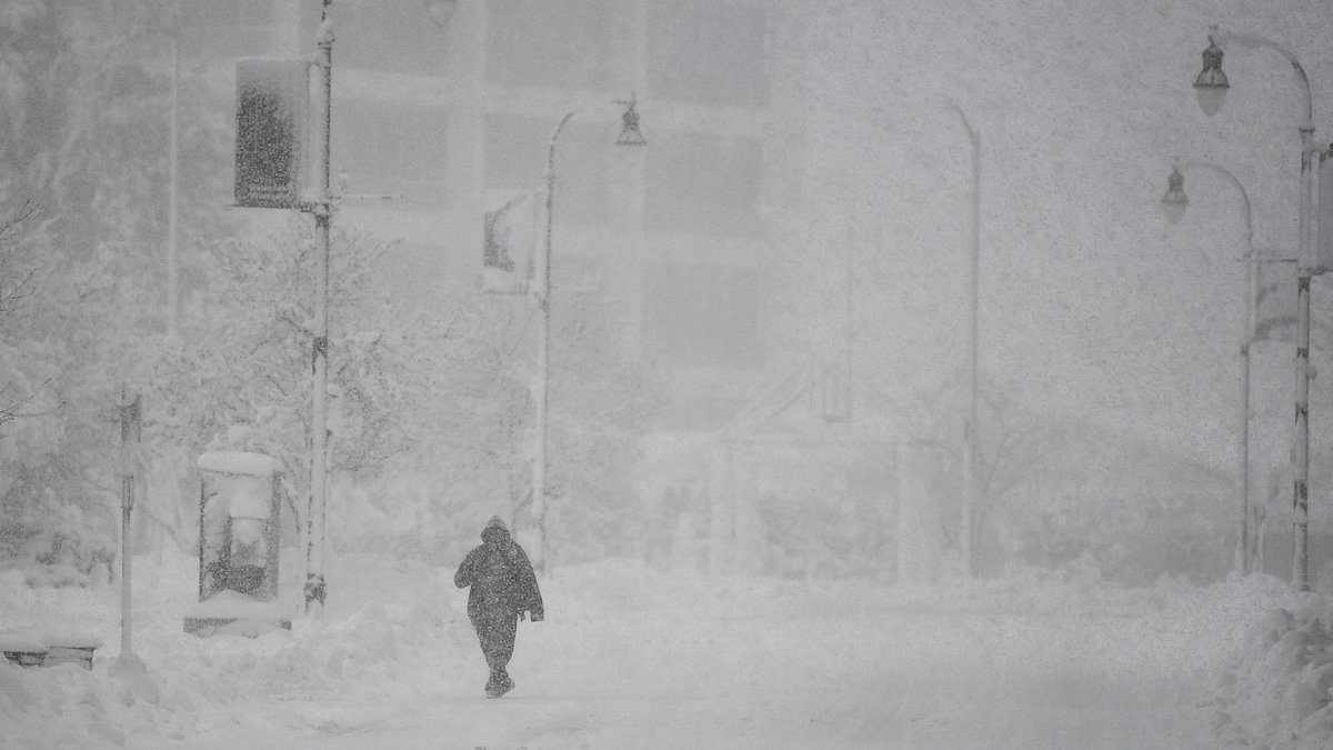 alert-–-extreme-weather-to-hit-200-million-americans-today-–-with-tornadoes-and-power-outages-expected-across-the-east-coast-–-as-forecasters-warn-of-coastal-flooding-in-the-northeast-comparable-to-blizzard-of-1996