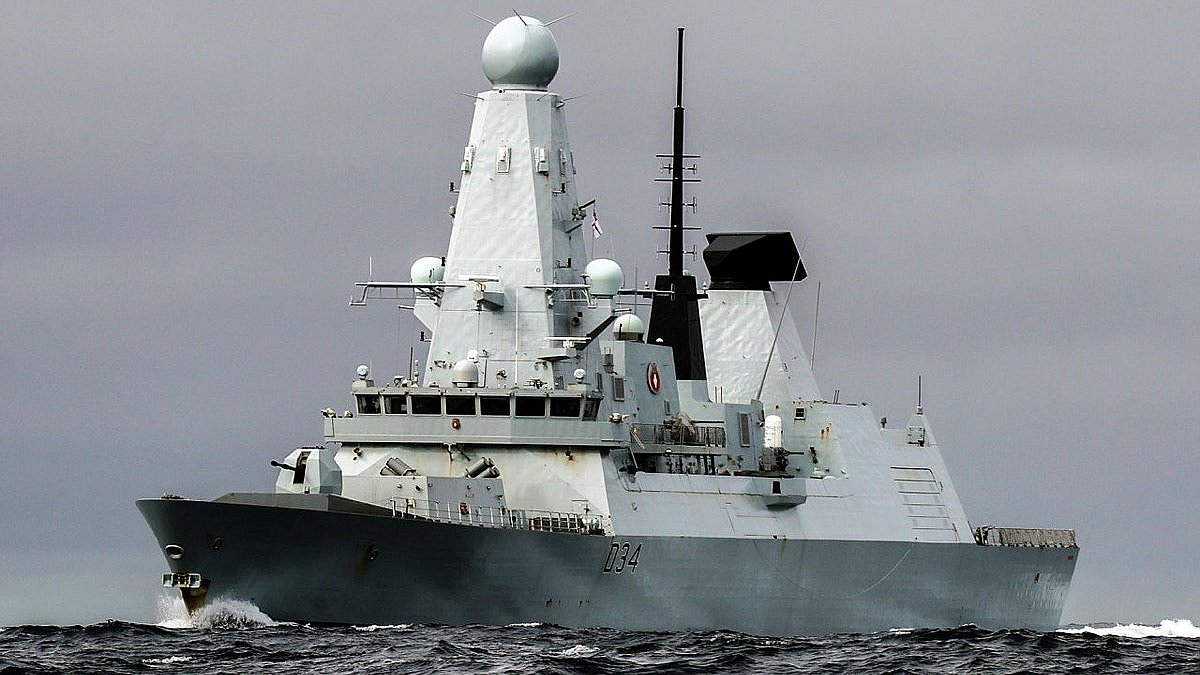 alert-–-moment-royal-navy’s-hms-diamond-shoots-down-biggest-wave-of-drone-attacks-in-the-red-sea:-british-warship-and-us-vessels-and-fighter-jets-repel-missiles-fired-by-iran-backed-houthi-militants-targeting-merchant-shipping