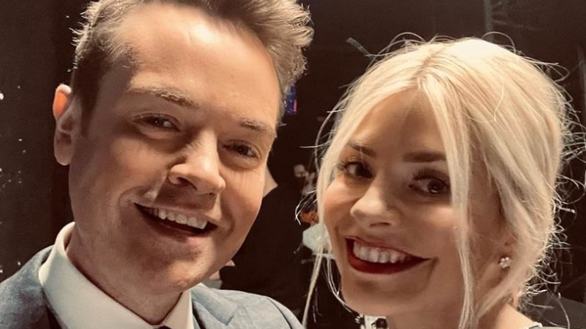 alert-–-stephen-mulhern-and-holly-willoughby-mark-20th-anniversary-with-a-sweet-throwback-video-of-their-tv-debut-–-just-days-before-they-reunite-for-dancing-on-ice