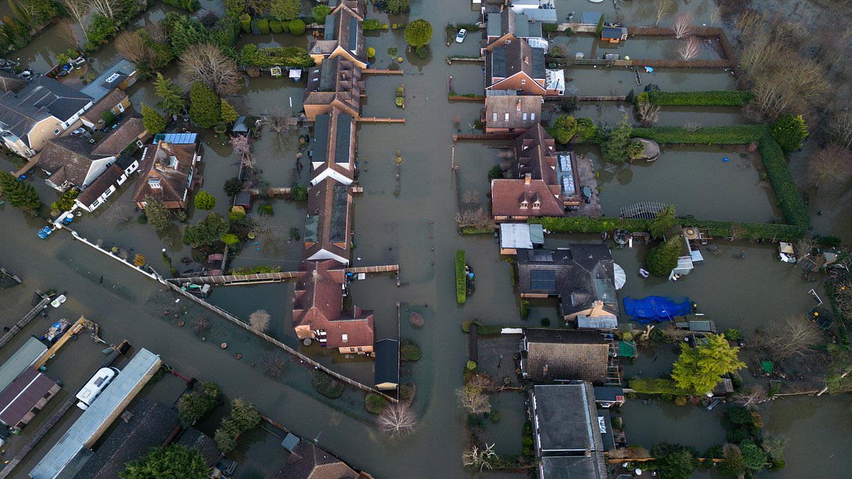 alert-–-floods-force-hundreds-of-residents-from-their-homes:-parts-of-berkshire-and-surrey-remain-underwater-five-days-after-last-rainfall-as-level-of-river-thames-stays-high-during-britain’s-deep-freeze