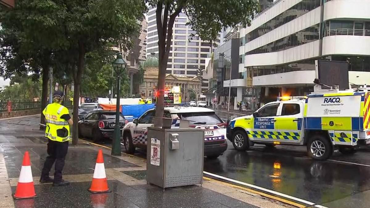 alert-–-brisbane-crash:-motorcyclist-feared-dead-after-collision-between-bike-and-car-at-busy-intersection