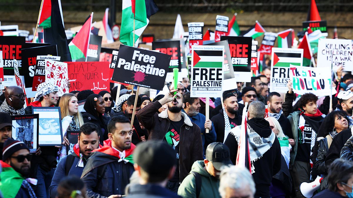 alert-–-more-than-200,000-pro-palestinian-marchers-are-set-to-descend-on-london-today-with-yemen-airstrikes-expected-to-raise-tensions-with-1,700-police-mobilised-and-government-advise-saying-anyone-yelling-‘jihad’-should-be-arrested-on-sight