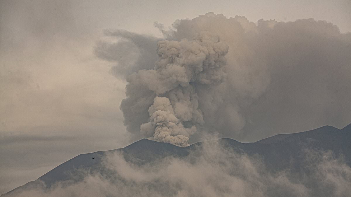 alert-–-indonesia’s-mount-marapi-spews-volcanic-ash-as-authorities-raise-alert-and-hundreds-of-residents-are-evacuated-a-month-after-eruption-killed-23